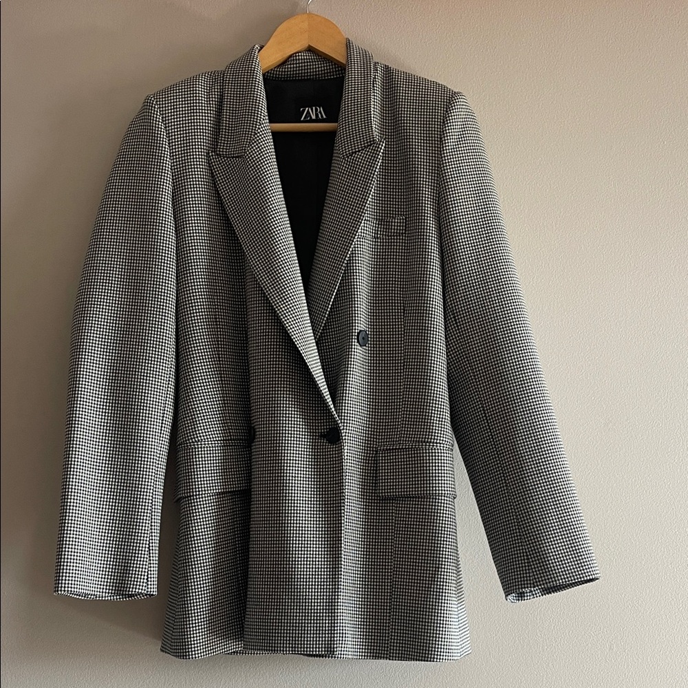 Zara Woman’s Houndstooth Blazer in Black and White